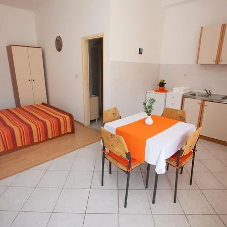 Studio 11074b Apartment *